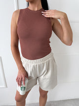 HNEDÝ PLETENÝ TOP SWEET