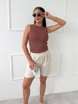 HNEDÝ PLETENÝ TOP SWEET