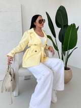 ŽLTÝ SKRÁTENÝ TRENČKOT MERELA