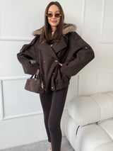 TMAVOHNEDÝ KRÁTKY KABÁT TIMA